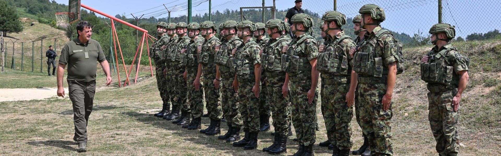 Minister Gašić visits Serbian Armed Forces members in Ground Safety Zone