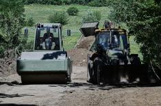 Припадници Војске Србије помажу сестринству манастира Жича