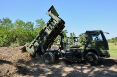 Припадници Војске Србије помажу сестринству манастира Жича