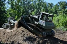 Припадници Војске Србије помажу сестринству манастира Жича