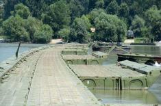 Vojska Srbije postavila most do Velikog ratnog ostrva