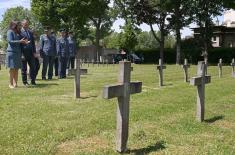 Minister Stefanović lays wreath at Serbian military cemetery in Thiais