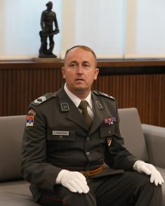 Ministar Stefanović uručio Orden zasluga za odbranu i bezbednost heroju sa Košara