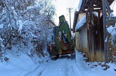 Vojska Srbije pomaže građanima u otklanjanju posledica obilnih snežnih padavina