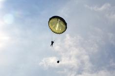 Military service volunteers undergo parachute training