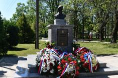 Delegacija Ministarstva odbrane i Vojske Srbije položila venac na spomenik palom borcu sa Košara Tiboru Cerni