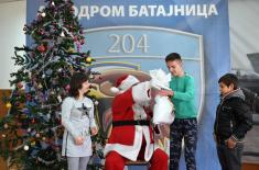 Деда Мраз и Добре виле традиционално на аеродрому Батајница