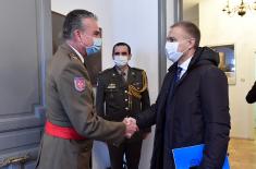 Minister Stefanović presents military commemorative medal to Spanish General Martínez-Falero