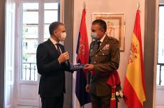 Minister Stefanović presents military commemorative medal to Spanish General Martínez-Falero