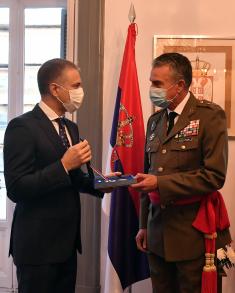 Minister Stefanović presents military commemorative medal to Spanish General Martínez-Falero