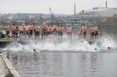 Припадници Министарства одбране и Војске Србије пливали за Часни крст