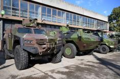 President Vučić and King Mswati III inspect the display of a part of arms and military equipment