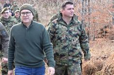 Министар Вучевић и генерал Мојсиловић обишли припаднике војске и полиције 