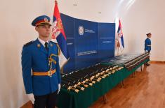 Ministar Vučević uručio srednjovekovne srpske mačeve i oficirske sablje oficirima koji su se usavršavali u inostranstvu 