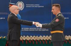Ministar Vučević uručio srednjovekovne srpske mačeve i oficirske sablje oficirima koji su se usavršavali u inostranstvu 