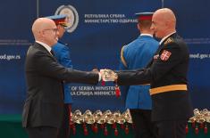 Minister Vučević presents medieval Serbian swords and sabres to officers who completed advanced training abroad