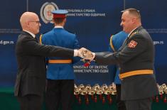 Minister Vučević presents medieval Serbian swords and sabres to officers who completed advanced training abroad
