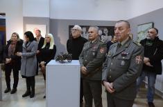 Državni sekretar Starović otvorio izložbu „Mostovi svetlosti – Izbor iz Zbirke umetničkih dela Muzeja žrtava genocida“ u Vojnom muzeju