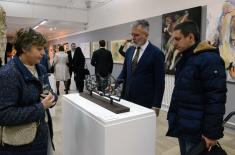 Državni sekretar Starović otvorio izložbu „Mostovi svetlosti – Izbor iz Zbirke umetničkih dela Muzeja žrtava genocida“ u Vojnom muzeju