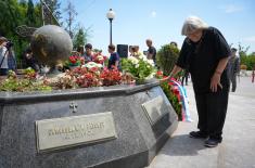 Ministar odbrane položio venac na Spomen obeležje žrtvama NATO agresije na Varvarinskom mostu