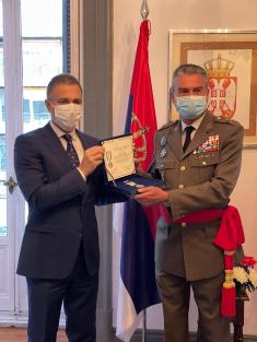 Minister Stefanović presents military commemorative medal to Spanish General Martínez-Falero