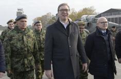 Predsednik Vučić obišao novonabavljena sredstva naoružanja i vojne opreme za Vojsku Srbije
