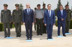 Министар Вучевић положио венац на војном гробљу Македонитиса на Кипру