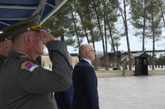 Министар Вучевић положио венац на војном гробљу Македонитиса на Кипру