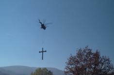 Припадници Војске Србије поставили Часни крст на врху Титеровац изнад Милешеве